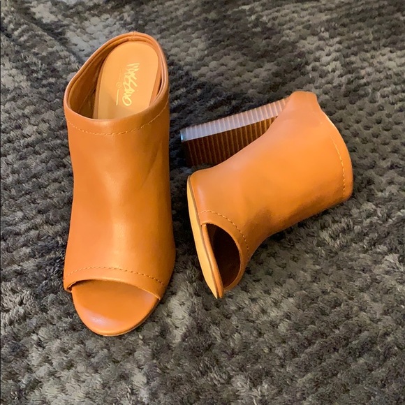 Brown leather heels - Picture 2 of 4